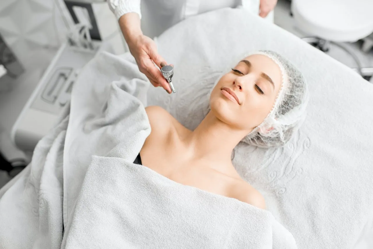 woman-during-the-hydration-skin-procedure